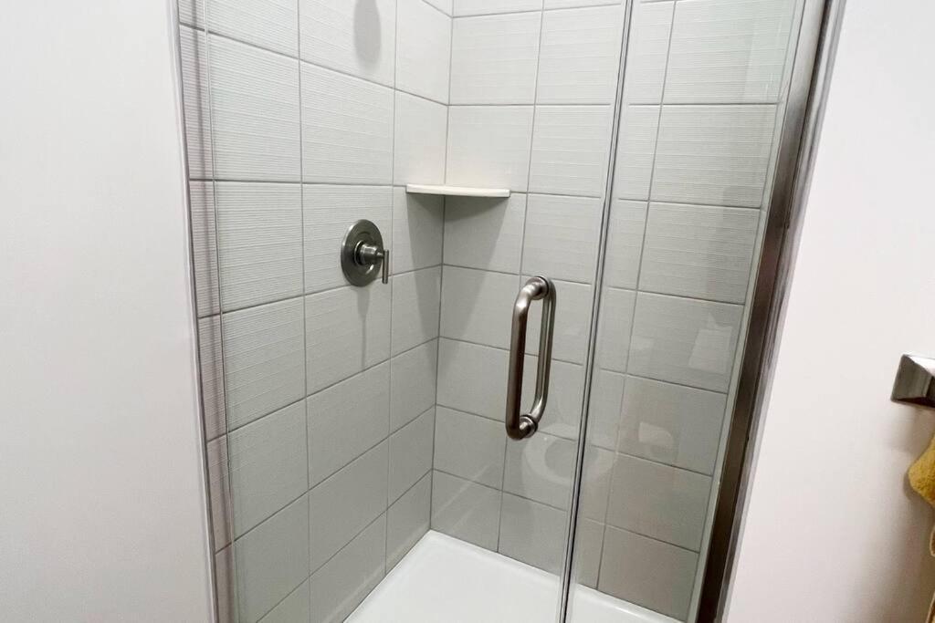 Studio Apartment, Queen Bed, Wifi, Kitchen, Washer & Dryer In שרלוט מראה חיצוני תמונה