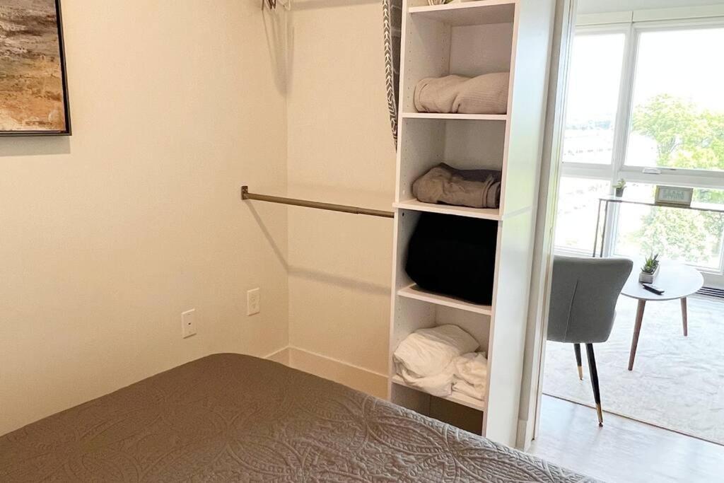 Studio Apartment, Queen Bed, Wifi, Kitchen, Washer & Dryer In שרלוט מראה חיצוני תמונה
